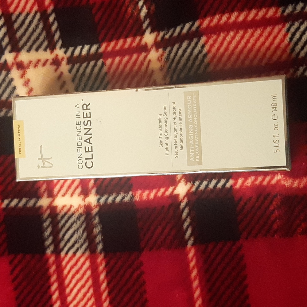 NIB IT cosmetics confidence in a cleanser
